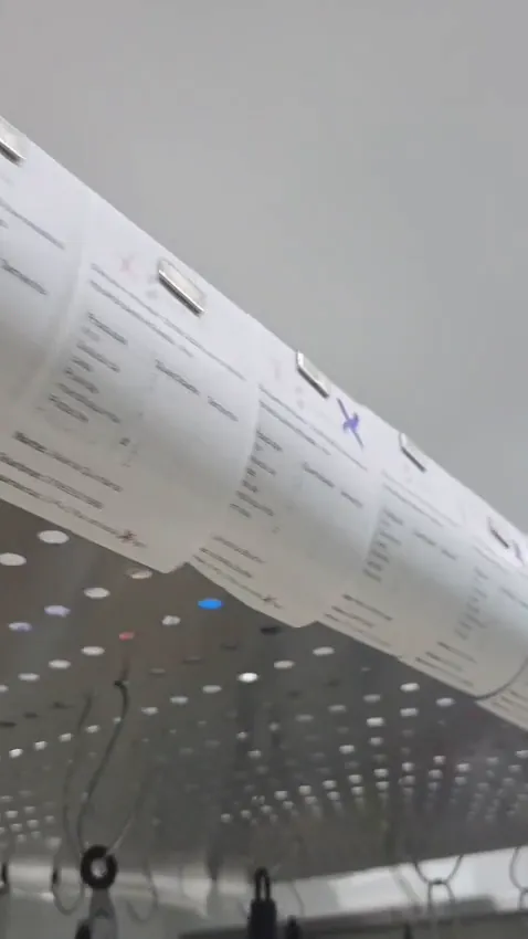 Fita de pedidos impressos pendurada na cozinha de um cliente